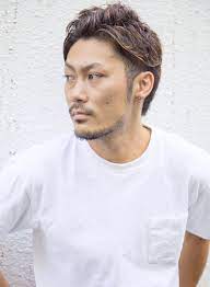 サイドの2ブロックとしっかりめのパーマのマリアージュが生み出す ワイルドでセクシーなヘアスタイル ランダムに入れたハイライトが抜け感を出してくれます メンズ ヘアスタイル 髪型 メンズ メンズヘアカット