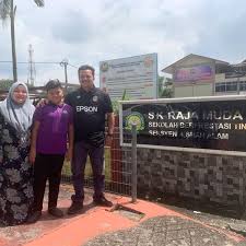 Petronas towers is situated 1¼ km southeast of sekolah kebangsaan jalan raja muda. Foto Di Sekolah Kebangsaan Raja Muda Intergrasi Aula Universitaria
