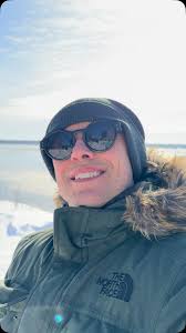 Après sept ans, j’ai patiné par la première fois dans une piste, comme un  enfant chauve, mais j’ai réussi! 🙌⛸️☀️, Depois de sete anos, tomei coragem  e patinei em uma pista pela primeira vez! Como uma ...