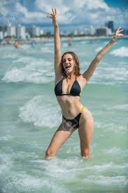 Mulher Na Praia De Miami. Corpo De Mulheres Bonitas No Biquíni Sexy Na  Praia. Menina Sensual No Biquíni No Mar. Foto De Moda Ao Ar Livre Da Mulher  Magra Bonita Do Ajuste