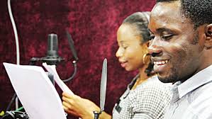 RADIODRAMATIZAR LA VIDA O EL OFICIO DE OYENTE Y RADIALISTA