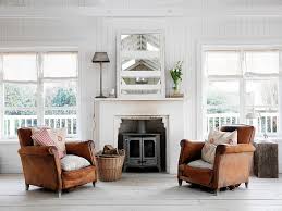 This living room features a beautiful dark wood floor, complemented by a white and gray rug in a moroccan pattern. 50 Resourceful And Classy Shabby Chic Living Rooms