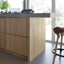 eiken zijpanelen plinten en fronten op een keuken we maken keukens op maat of gebruiken ikea als betaalbare kwalitatieve basis houten notenhout houten keuken