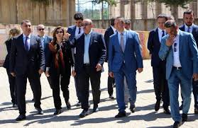 Geçtiğimiz günlerde filipinler'de temaslarda bulunan dışişleri bakanı mevlüt çavuşoğlu'nun eşinin soyguna uğradığı ortaya çıktı. Bakan Cavusoglu Ve Esi Afrin Sehitleri Icin Fidan Dikti