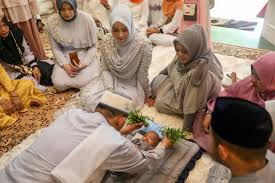 Doa angkat al quran di atas kepala: Melihat Ritual Peutron Aneuk Tradisi Turun Tanah Bayi Di Aceh Kumparan Com
