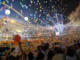 10月2日，奧運開幕前10日，在墨西哥市著名的三種文化廣場（plaza de las tres culturas）──這處反映著墨西哥歷史的三個時期：前哥倫布、西班牙殖民地、獨立後的象徵之地，上萬名抗議學生被軍人包圍，以坦克、刺刀與機關槍掃射攻擊，逾300人死亡，超過700人受傷，不計可數之示威者在之後遭逮捕、刑求、凌辱致死。. å¥§é‹é–‰å¹• ç„¶å¾Œå'¢ Cup