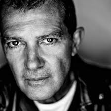 DESPERADO (EE.UU) 25 de agosto de 1995 se estrena "Desperado" (conocida en  Hispanoamérica como La balada del pistolero o simplemente como Pistolero en  México​) película de acción de 1995 escrita y dirigida