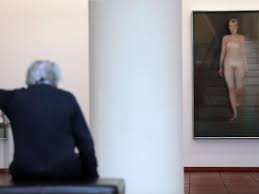 Was ist der aufbau der bildbeschreibung? Nackte Frau Auf Treppe Kultur