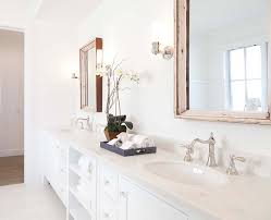 Bathroom plays up its cape cod surroundings the boston globe. Cape Cod Inspired Beach Cottage Home Bunch Interior Design Ideas