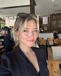 Ariel Estep's Instagram, Twitter & Facebook