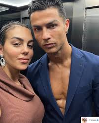 Cristiano Ronaldo na zdjęciu z rodziną. 'Czy to papierosy?!'. Fani już  wiedzą, do kogo należą