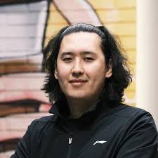 Второй сезон Игру в Кальмара лучше смотрите в пиратской озвучке, чем  дублированной от Netflix. Озвучка от Rezka в разы лучше.