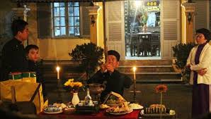 Theo dân gian, giao thừa là thời khắc các thiên binh (12 vị hành khiển) đi thị sát hạ giới rất nhanh chóng nên không thể vào từng nhà, vì thế mâm cỗ cúng nghênh đón họ thường được đặt ở ngoài trời, ngay cửa chính mỗi. Cung Giao Thá»«a La Cung Ai Táº¡i Sao Láº¡i Cung Giao Thá»«a Ngoai Trá»i