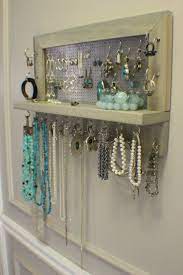 20 Amazing And Totally Useful Diy Jewelry Organizers To Pared Para Organizar La Joyeria Soporte De Joyeria De Bricolaje Organizador De Joyeria Hazlo Tu Mismo