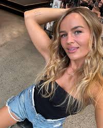 Elly Miles (@ellymiles) • Instagram photos and videos