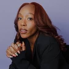 Elizabeth Mather's Instagram, Twitter & Facebook