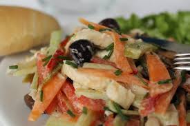 Questo piatto può essere servito come contorno light e sfizioso che, in iniziare a preparare la nostra pollo grigliato con noci e asparagi ad insalata. Insalata Di Pollo Unadonna