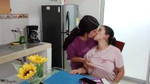 Madrastra latina lesbiana le pide a su hermosa hijastra que le folle el  coño - XNXX.COM