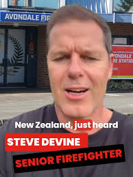 Steve Devine y David Seymour en la Estación de Bomberos Avondale