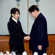 그녀의 증조부를 은인으로 삼은 차덕만 회장 덕분에 대재벌 금환그룹에 거둬지다. ê¹€ê±´í¬ ìœ¤ì„ì—´ ê²€ì°°ì´ìž¥ ë¶€ì¸ ë ë™ê°' ë‚˜ì´ ë¯¸ëª¨ ìž¬ë ¥ê¹Œì§€ ê¹€ê±´í¬ ìœ¤ì„ì—´ ë‚˜ì™€ ê²°í˜¼ë‹¹ì‹œ í†µìž¥ì— 2000ë§Œì› ìžˆì–´ ì‚¬íšŒ ê¸°ì‚¬ë³¸ë¬¸ í•œìŠ¤ê²½ì œ í•œêµ­ìŠ¤í¬ì¸ ê²½ì œ