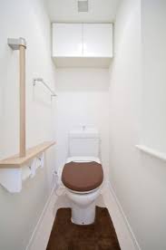 狭いトイレを快適に保つ10のコツ サニタリーボックスもトイレマットも置かない sumai 日刊住まい 狭い トイレ トイレマット サニタリー