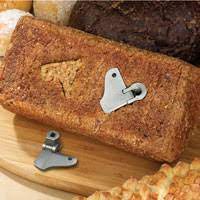 Amazon Com Breadman Bk2000b 2 Pound Bakery Pro Bread Maker With Collapsible Kneading Paddles And Automatic Fruit And Nut Dispenser Bread Machines Home Kitchen