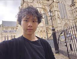 遭港府通緝的前民間外交網絡發言人張崑陽流亡一年後，昨夜宣布決定留美，已申政治庇護，並獲美國約翰霍普金斯大學取錄入讀碩士班。 該學院被視為世界最佳國際關係學術機構之一。 生於 1996 年的張崑陽是曾任香港大專學界國際事務代表團發言人，2019 年香港爆發反送中運動，張崑陽曾以學界. æ¸¯å€åœ‹å®‰æ³• å¼µå´'é™½æµäº¡è¢«é€šç·å®£å¸ƒèˆ‡å®¶äººæ–·çµ•å¾€ä¾† On Cc æ±ç¶² Line Today