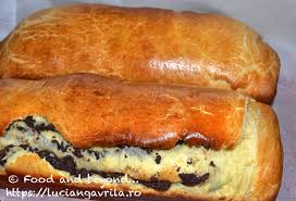 1 kg faina, 10 oua, 220g unt, 320 ml lapte, 50 g drojdie proaspata, 300 g zahar, esenta de vanilie si rom, 5 g sare, coaja de la 1 lamaie, coaja de la 1 portocala, 40 g ulei, 200 g nuca, 200 g zahar, 100 g cacao, esenta de rom, scortisoara, lapte. Cozonac Moldovenesc Food And Beyond