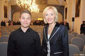 Denn viele maler haben sich von der poetischen ausstrahlung ihrer eigenen frauen und kinder inspirieren lassen. Drk Empfang Mit Zdf Moderatorin Petra Gerster Rotkreuz Familie Wachst Fulda Osthessen News