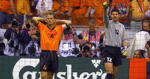 12 juni het nederlands elftal is met matthijs de ligt begonnen aan de laatste training voor de eerste wedstrijd op het ek, zondag tegen oekraïne. Waarom Rijkaard De Aanvoerdersband Van Frank De Boer Wilde Afnemen Tijdens Het Ek 2000 Nederlands Voetbal Tubantia Nl