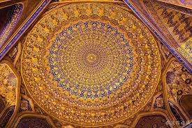 instagram 上的浪跡旅攝well kang to world 你暈了嗎 雷吉斯坦廣場上西側神學院內的清真寺天花板看起來是凹凸有致無限的圈圈逐漸往上凹陷但有趣的是 這天花板其實是平的視覺的謬誤