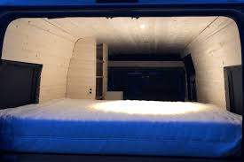 Ein ausziehbett an der linken seite (liegefläche 2,0 m x 1,13 m) mit 60 mm starken matratzen. Bett Im Fiat Ducato Quer Schlafen Im Campervan