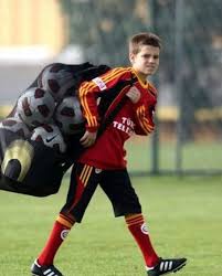 Fostul fundaș de legendă al naționalei este căsătorit cu cu luminița, sora marilenei, soția lui gică hagi. Ianis Hagi As A Galatasaray Ballboy Galatasaray
