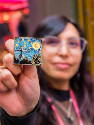 Mira nuestros nuevos pines del anime Dan Da Dan. Ahora tenemos a la  Turboabuela en su versión de maneki-neko 🐱✨ Descubre sus tres versiones y  cuéntanos: ¿Cuál es tu favorita? ¿Cuál te