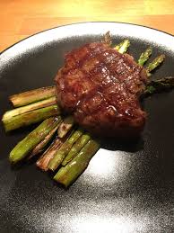 Argentinisches Rinderfilet Auf Grunem Spargel Homemade In 2020 Gutes Essen Essen Rinderfilet