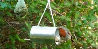 Cette fiche pratique vous propose le patron et les explications pour réaliser une mangeoire esthétiquement sobre et facile à réaliser. Creez Une Mangeoire A Oiseaux Avec Une Simple Boite De Conserve