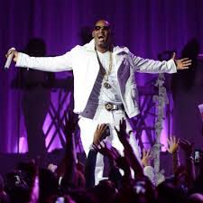 Kelly is facing multiple sexual assault charges and is being held without bail. In Emotionalem Interview Teilt R Kelly Gegen Lady Gaga John Legend Aus
