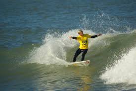 El argentino leandro lele usuna hizo historia este sábado en los juegos de tokio, al tomar parte de la serie clasificatoria con la que el surf hizo su debut absoluto como disciplina olímpica.el surfista marplatense fue cuarto entre los cuatro de su serie con una puntuación de 8.27 (se suman las dos mejores olas de un máximo de 25 que cada atleta puede tomar). Lele Usuna Es El Nuevo Campeon Argentino De Surf