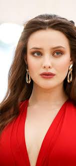 Catherine Langford demonstrates fashion · 1125x2436 iPhone X