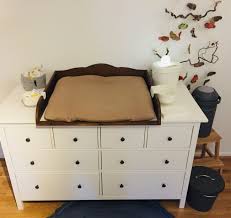 Die Blende Hinten Die Den Aufsatz Tiefer Macht Ist Aus Weiss Lackiertem Holz Der Rahmen Oben Ist Dunkel Lasi Haus Deko Wickelaufsatz Hemnes Kinderzimmer Ideen