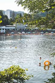 Lacul aluniș funcționează de două săptămâni, însă lacul ursu se deschide ca în fiecare an mai târziu, atunci când temperatura de afară este optimă pentru balneație. Sovata O StaÈiune Ca Nicio Alta
