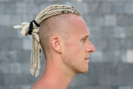 Foto di Coda capelli uomo fade alto