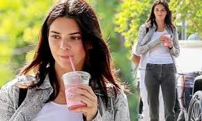 She has 2 (us) or 32 (eu) dress size and 10 (us) or 40.5 (eu) shoe size. Kendall Jenner Looks Extra Tall In During A Matcha Run In La After Returning Home From Vacation Daily Mail Online