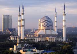 Masjid sultan salahuddin abdul aziz shah ini terletak di bahagian utara tebing tasik shah alam, seksyen 14. Masjid Sultan Salahuddin Abdul Aziz Shah Selangor Malaysia