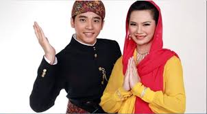 Untuk pakaian adat jawa ini biasanya seorang pria bangsawan akan mengenakan sebuah jas tutup dengan bahan dasar beludru hitam lengkap dengan hiasan sulaman benang emas pada bagian ujung dan tepi lengan. 34 Pakaian Adat Tradisional Seluruh Indonesia Lengkap Gambar Penjelasan
