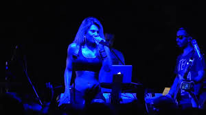 Elena tsagkrinou (in lingua greca: Elena Tsagkrinoy Otherview Kane Me O Gyros Toy Kosmoy Youtube