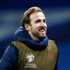 To mark euro 2020, we look at where the england footballer lives in london with his wife katie and their children ivy, vivienne and louis. Tottenham Hotspur S Harry Kane Admires The Work Of Bayern Munich S Robert Lewandowski Bavarian Football Works