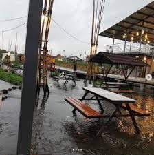 Tea house menjadi tempat makan ini berlokasi di jalan komodor udara, adi sucipto. Tempat Asyik Di Klaten Bisa Nongkrong Sambil Main Air Di Ketjeh Resto