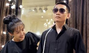 Mới đây nhất, ntk phạm đăng anh thư vừa chia sẻ loạt khung ảnh hậu trường mà các nghệ sĩ đang đi thử trang phục, lựa chọn đồ nhiều khán giả bất ngờ khi thấy lão đại wowy cũng đến showroom. Rapper Wowy Chuáº©n Bá»‹ Diá»…n Thá»i Trang Má»›i Nháº¥t Hom Nay Blogradio Kenh Tin Tá»©c Tá»•ng Há»£p Hang Ä'áº§u Viá»‡t Nam