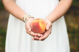 Based on the information provided by the usda, one small peach (2.5 inches in diameter (130g) contains approximately contain 51 calories. Health And Nutrition Jersey Peaches